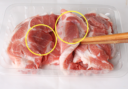 고기가 겹쳐진 부분의 고기 색상